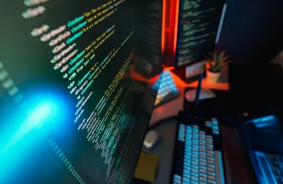 Honderd techbedrijven slaan alarm over AI-hackers